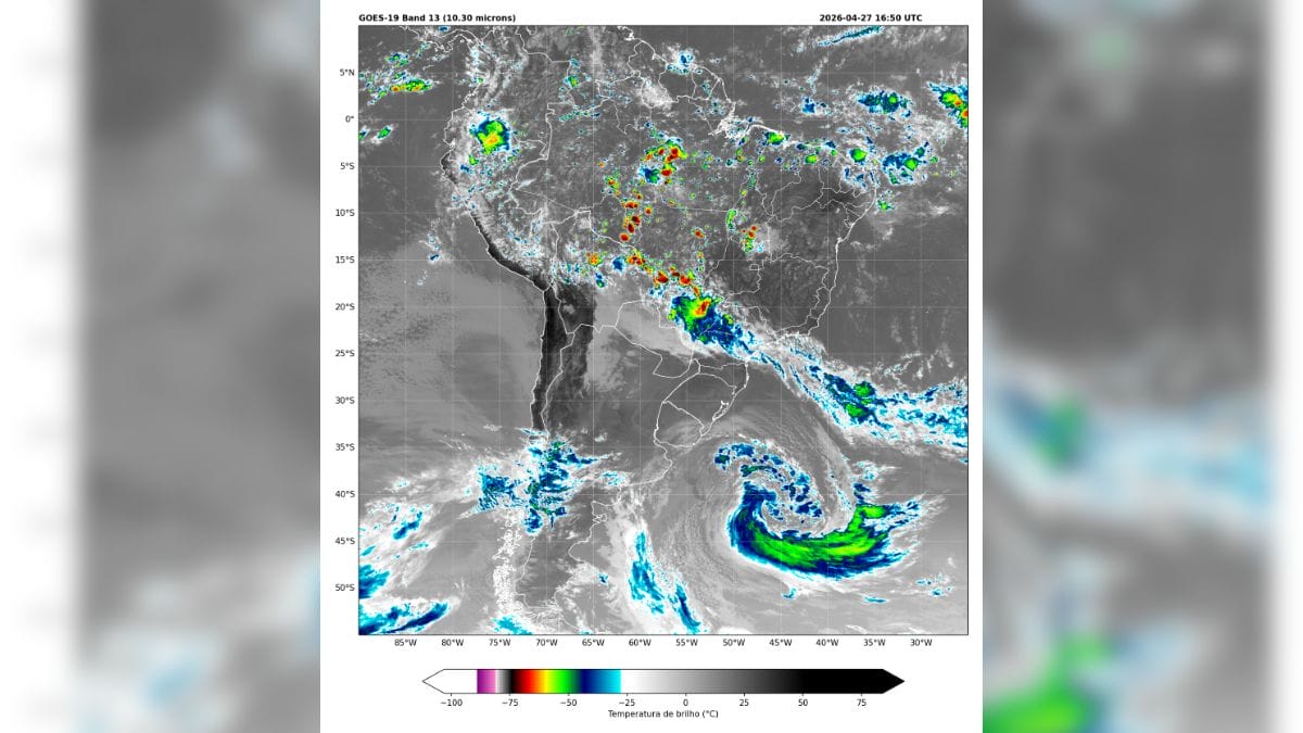 Em alto-mar, na altura do Litoral do Uruguai e Argentina, observa-se uma frente fria associada a um ciclone extratropical. Sobre o RS e SC, uma massa de ar mais frio e seco que avan&ccedil;a pelo Sul do Brasil deixa o tempo firme com poucas nuvens. 