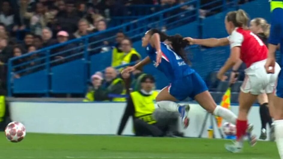 Puxão de cabelo aconteceu durante um ataque (Foto: Redes sociais, Reprodução)