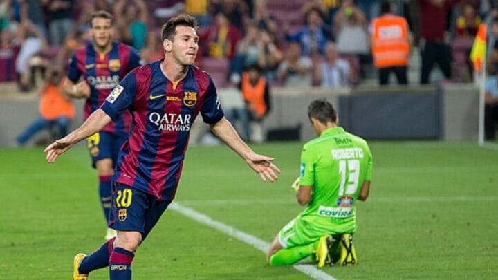 Lionel Messi, do FC Barcelona, ​​comemora após marcar um gol durante uma partida contra o Granada CF em outubro de 2014