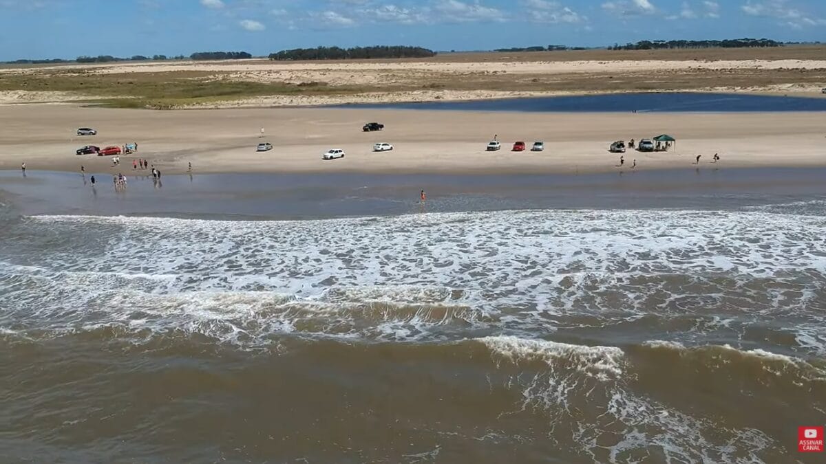 Maior praia do planeta pode levar dias para ser percorrida a p&eacute; 
