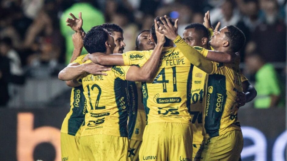Jogadores do Mirassol com o uniforme amarelo