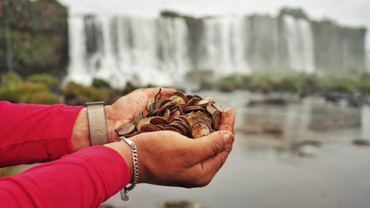 Moedas retiradas mostram como pequenos gestos se acumulam na natureza (Foto: Site Cataratas do Igua&ccedil;u)