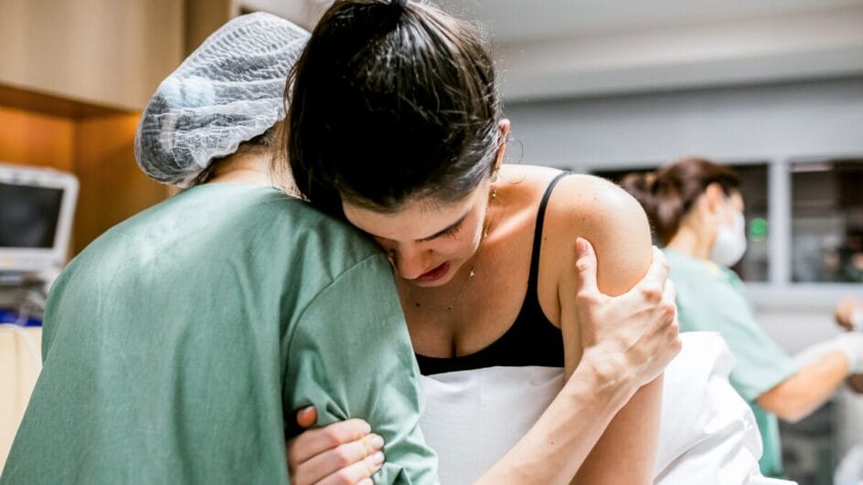 Nova lei federal proíbe hospitais de cobrarem esta taxa extra em partos