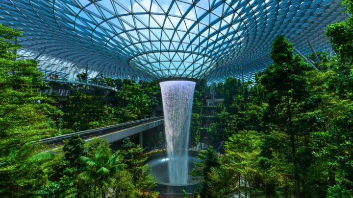 O aeroporto que tem cachoeira de 40 metros e foi eleito o melhor do mundo 13 vezes