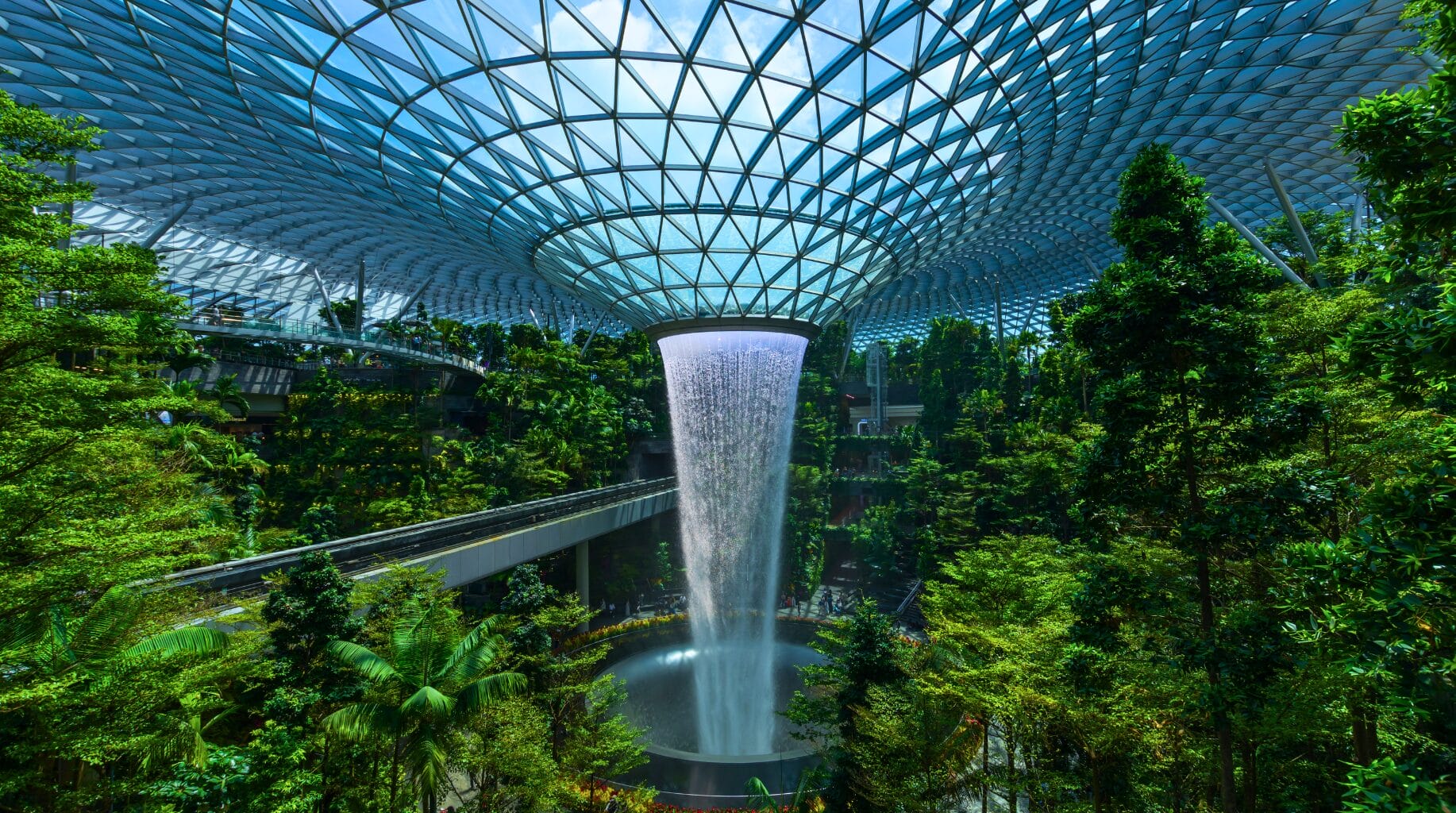 O aeroporto que tem cachoeira de 40 metros e foi eleito o melhor do mundo 13 vezes