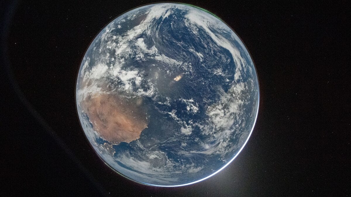 É possível ver duas auroras (canto superior direito e canto inferior esquerdo) e a luz zodiacal (canto inferior direito) enquanto a Terra eclipsa o Sol.