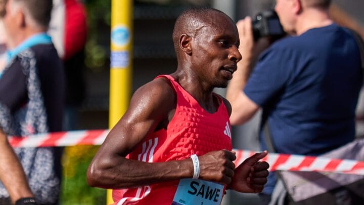 O queniano Sabastian Sawe completou a Maratona de Londres em 1h59min30s no dia 26 de abril de 2026