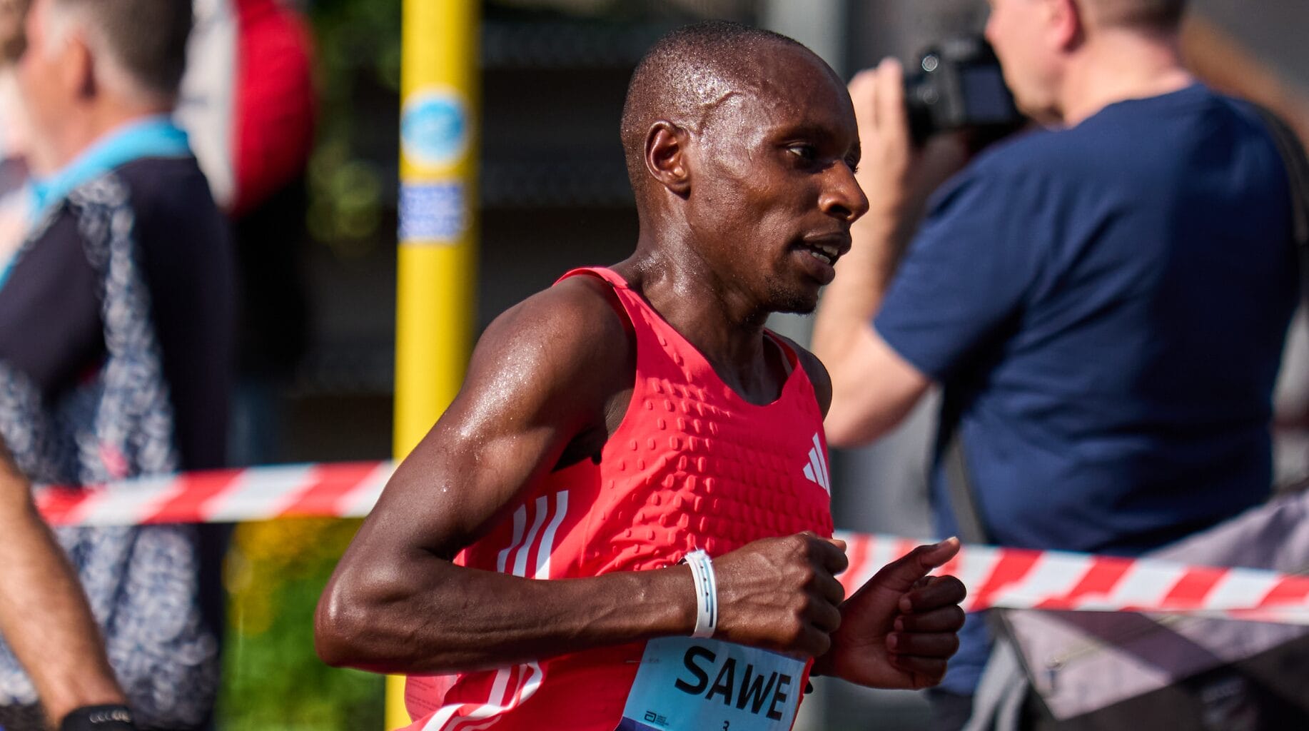 O queniano Sabastian Sawe completou a Maratona de Londres em 1h59min30s no dia 26 de abril de 2026