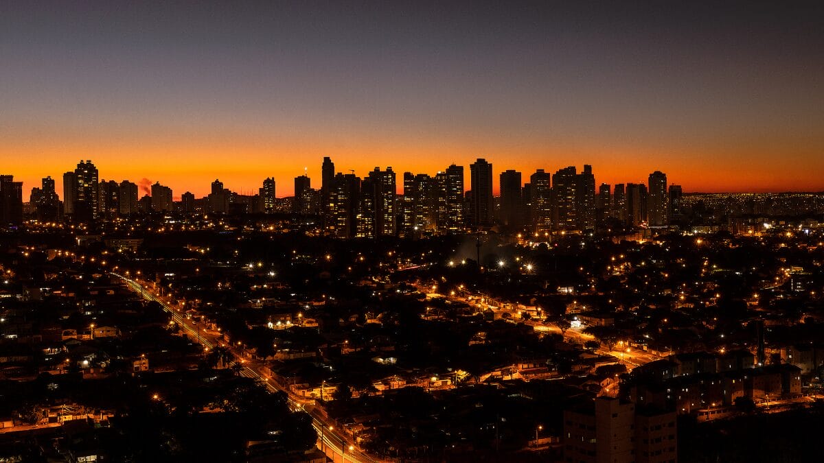 A beautiful sunset in the city of Goiânia - GoiásVer mais designs feitos por Luis Carlos Garcia Junior de Getty Images