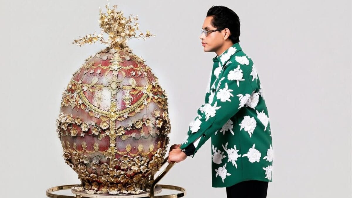 Homem empurra ovo de p&aacute;scoa gigante