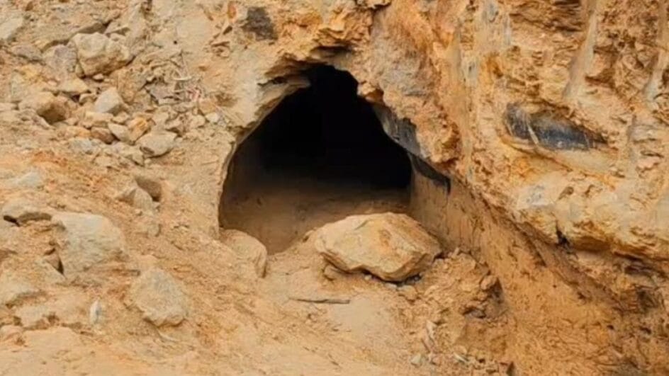 Abertura do túnel de paleotoca encontrada no Sul de SC