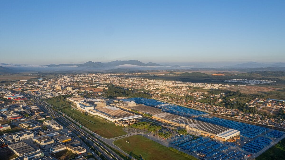 Vista a&eacute;rea do parque industrial da Portobello em Tijucas, localizado &agrave;s margens da BR-101