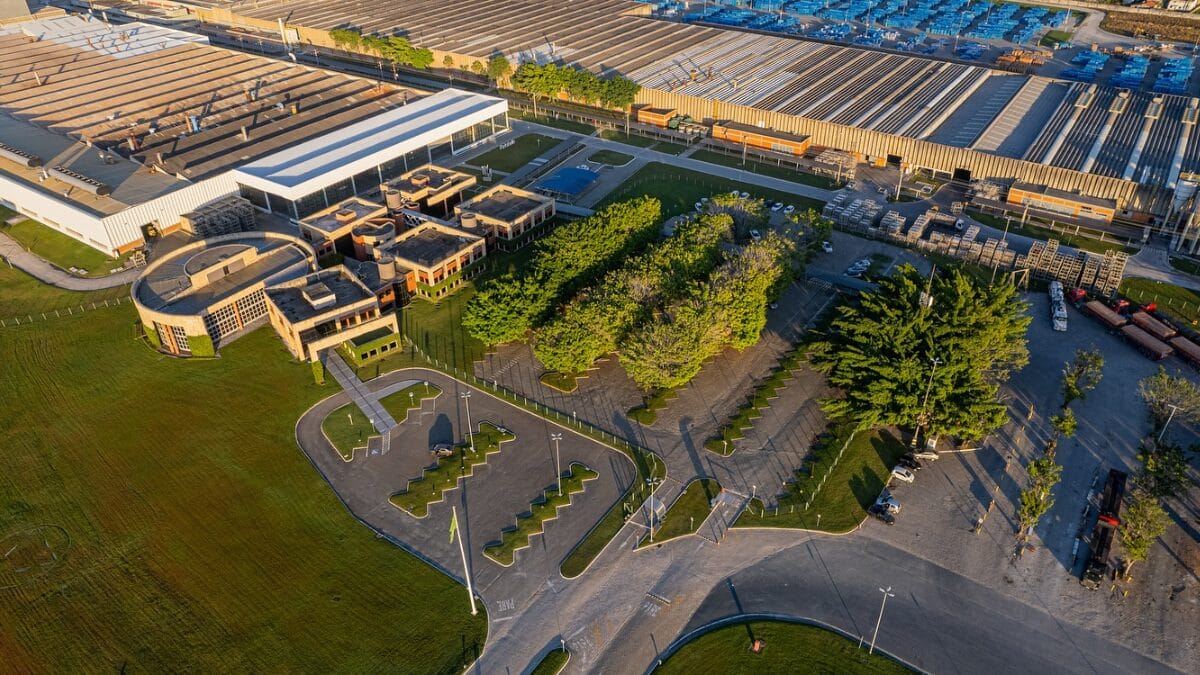 &Aacute;rea administrativa e industrial da Portobello em Tijucas com pr&eacute;dios e infraestrutura fabril