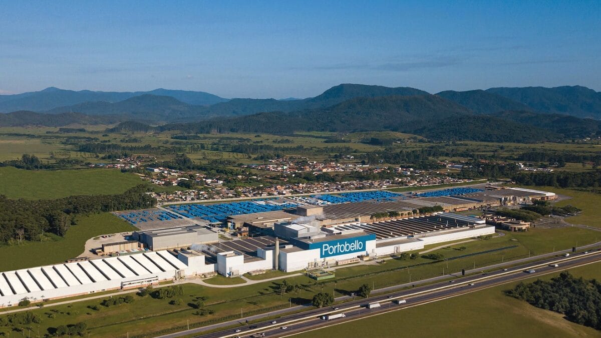 F&aacute;brica da Portobello em Tijucas vista do alto, cercada por &aacute;reas verdes e rodovia