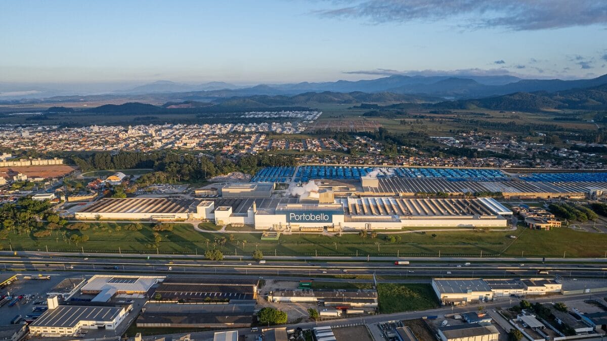 Complexo industrial da Portobello em Tijucas com a BR-101 em primeiro plano