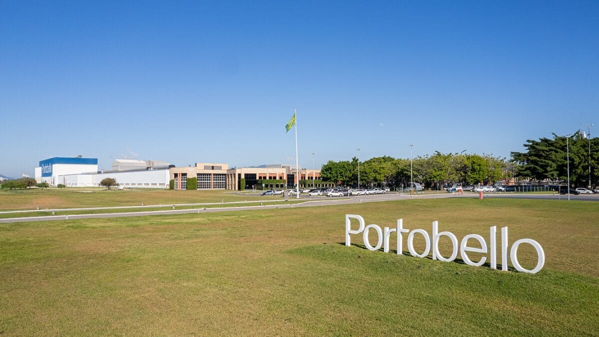 Entrada da sede da Portobello em Tijucas com &aacute;rea administrativa e gramado