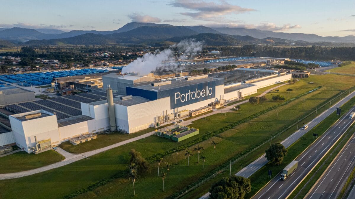 Vista a&eacute;rea dos galp&otilde;es industriais da Portobello em Tijucas durante o funcionamento da f&aacute;brica