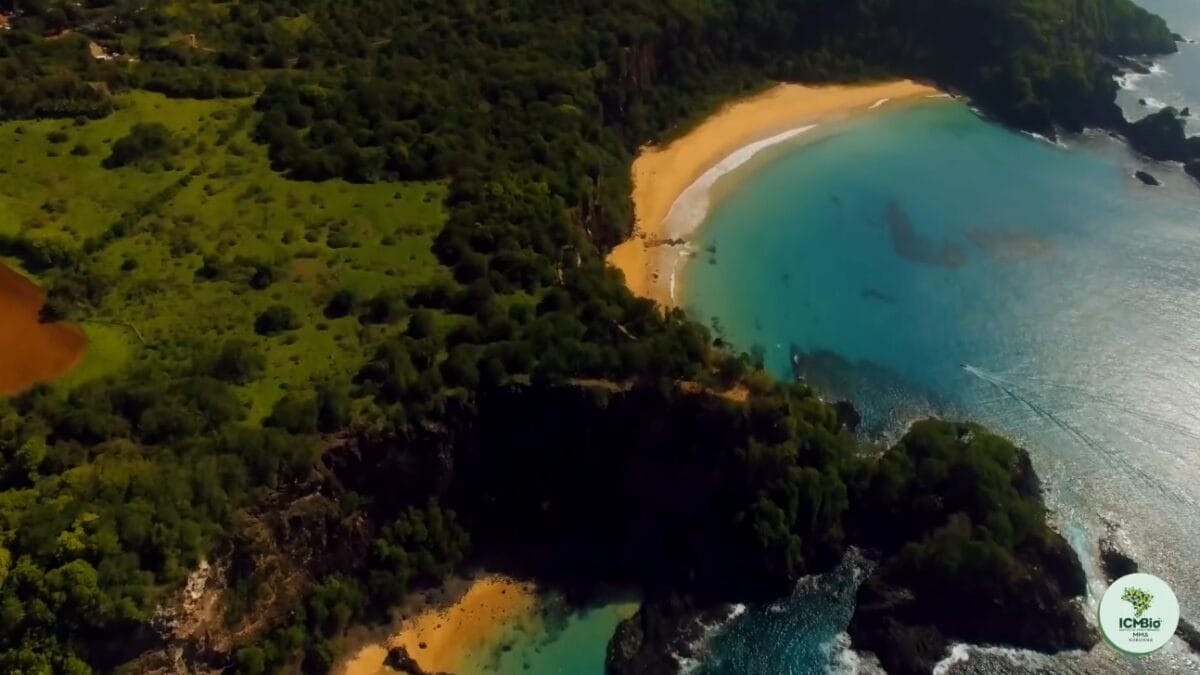 Complexo Sancho-Golfinhos-Dois Irm&atilde;os - atrativo do Parque Nacional Marinho de Fernando de Noronha