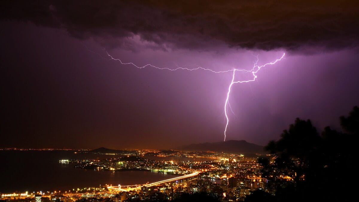 Ciclone extratropical atinge Brasil com ventos de 100 km/h