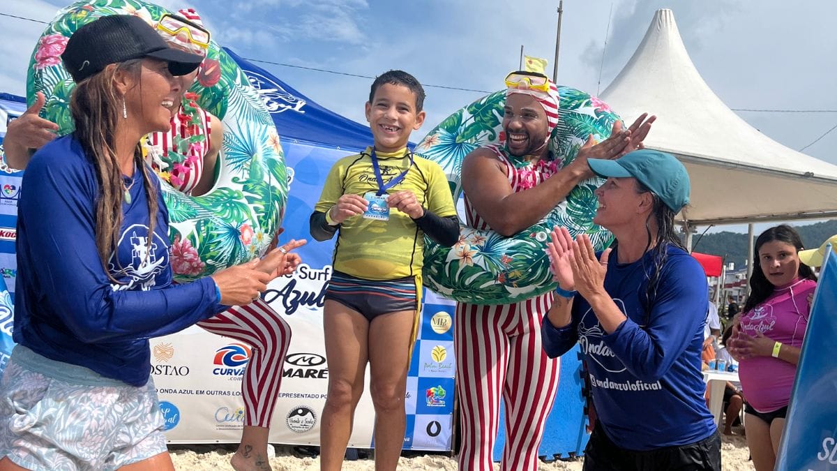 Projeto Onda Azul oferta aulas gratuitas de surf para autistas.
