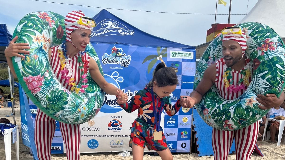 Projeto Onda Azul oferta aulas gratuitas de surf para autistas.