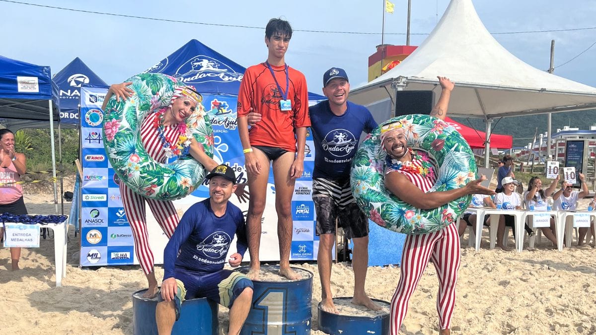 Projeto Onda Azul oferta aulas gratuitas de surf para autistas.