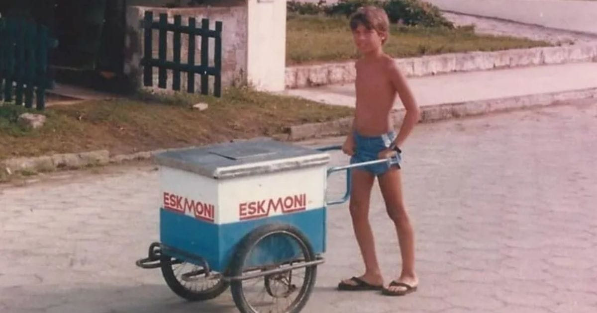 Ricardo Faria quando crian&ccedil;a, vendendo picol&eacute;