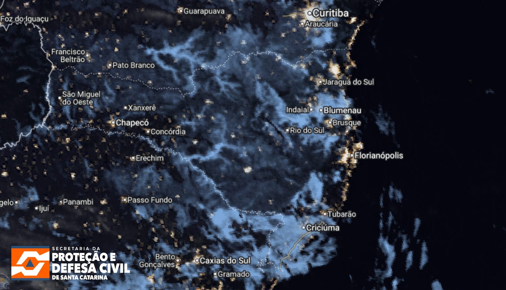 Figura: Imagem do sat&eacute;lite GOES-19, produto GeoColor, &agrave;s 04h30, hor&aacute;rio local. Fonte: SSEC RealEarth/UW-Madison, adaptado por SDC/SC.
