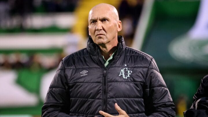 Técnico Gilmar Dal Pozzo com o casaco da Chapecoense