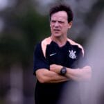 Corinthians encaminha venda de zagueiro para rival da Série A: “Contratação que nós vamos ter que acertar de qualquer jeito”
