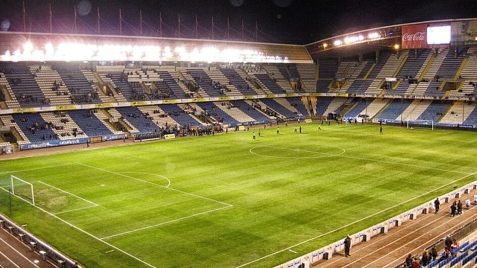 Estádio Riazor, do Deportivo (Foto: Bene Riobó, Wikimedia Commons)