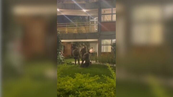 VÍDEO homem é preso na UFSC por carregar uma réplica de arma de fogo