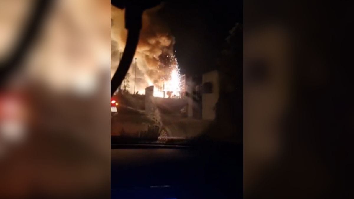 Um inc&ecirc;ncio atingiu uma subesta&ccedil;&atilde;o da Celesc no bairro Colonial, em Rio Negrinho, na noite de domingo (26). 