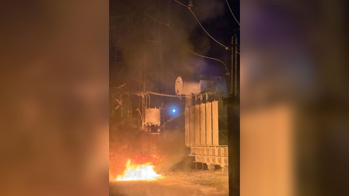 Um inc&ecirc;ncio atingiu uma subesta&ccedil;&atilde;o da Celesc no bairro Colonial, em Rio Negrinho, na noite de domingo (26). 