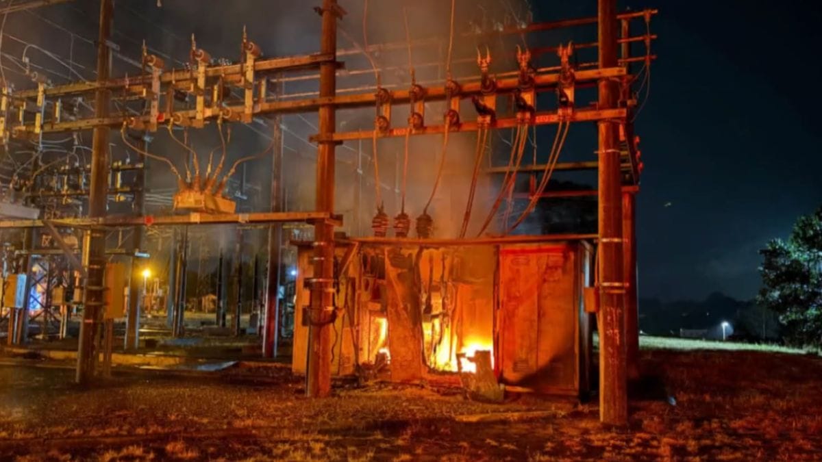 Um inc&ecirc;ncio atingiu uma subesta&ccedil;&atilde;o da Celesc no bairro Colonial, em Rio Negrinho, na noite de domingo (26). 