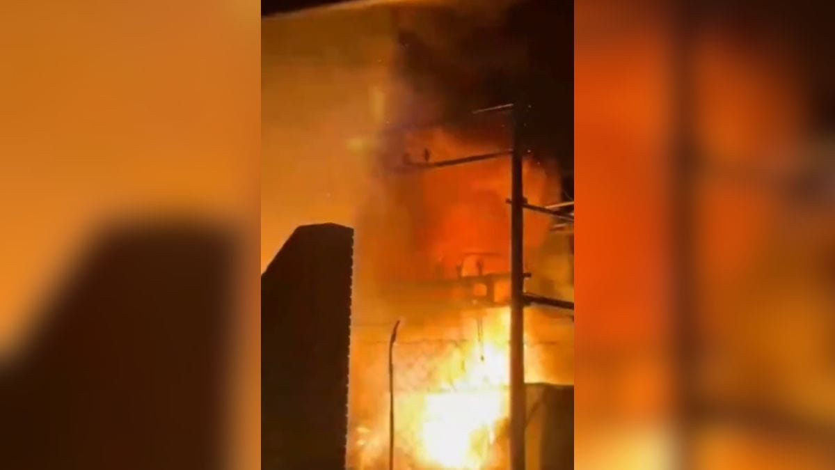 Um inc&ecirc;ncio atingiu uma subesta&ccedil;&atilde;o da Celesc no bairro Colonial, em Rio Negrinho, na noite de domingo (26). 