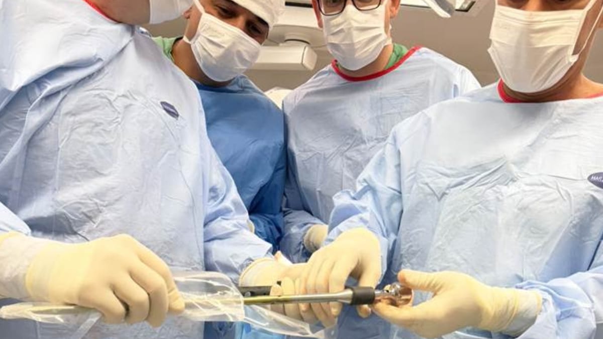 Procedimento inovador garante mais estabilidade ao joelho e pode acelerar a recuperação de pacientes idosos (Reprodução: Vera Cruz Hospital)