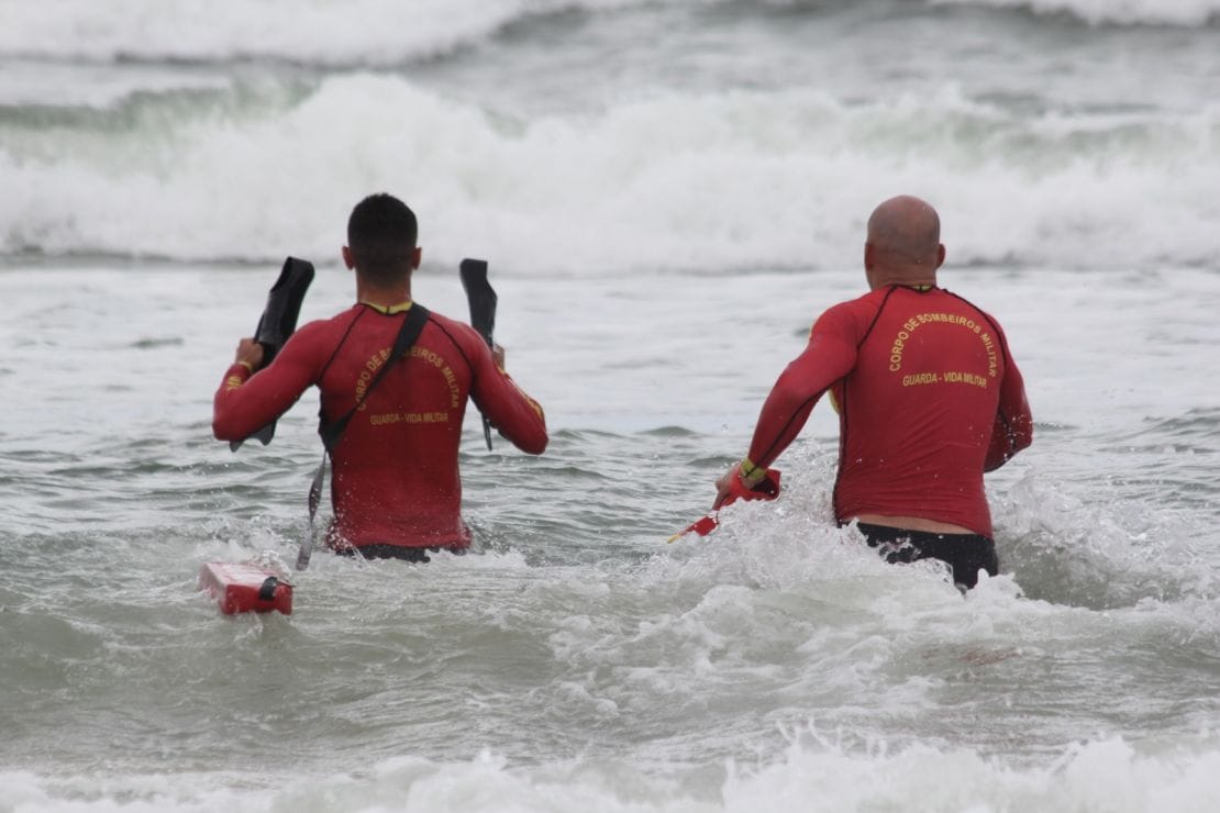 Bombeiros em mar agitado realizam atendimento de afogamento