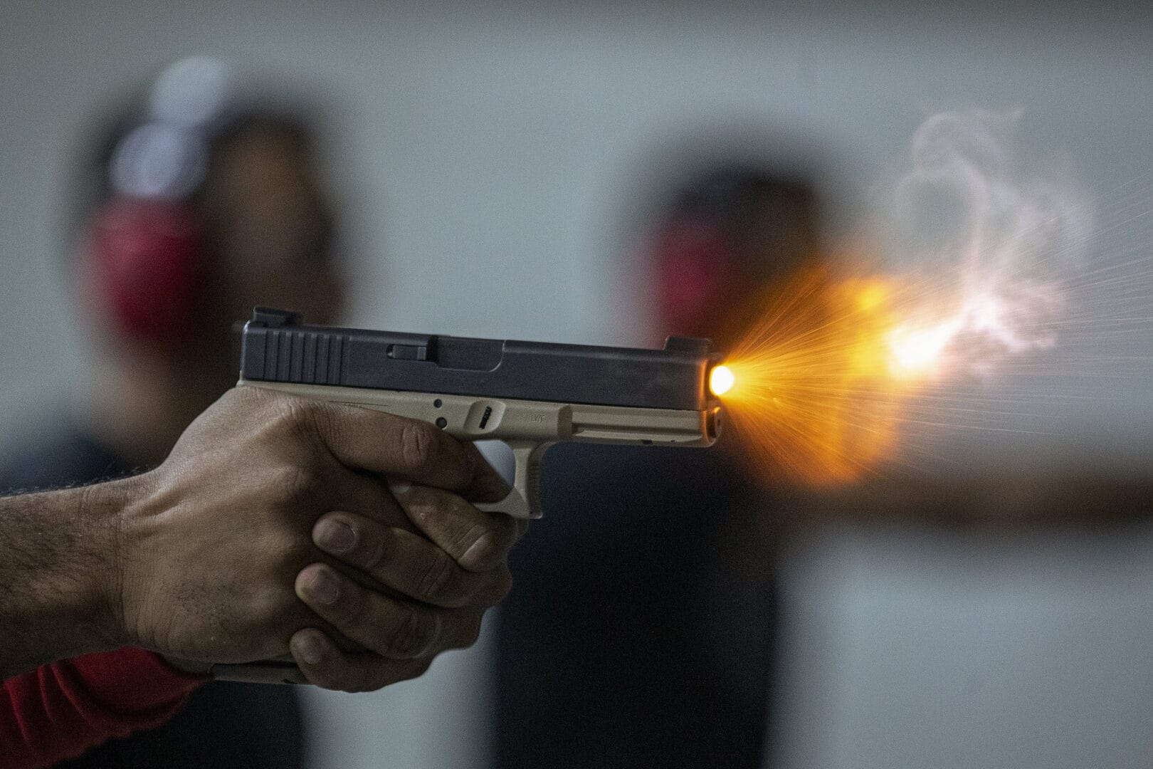 Foto mostra arma de fogo disparando em matéria sobre porte de arma de fogo