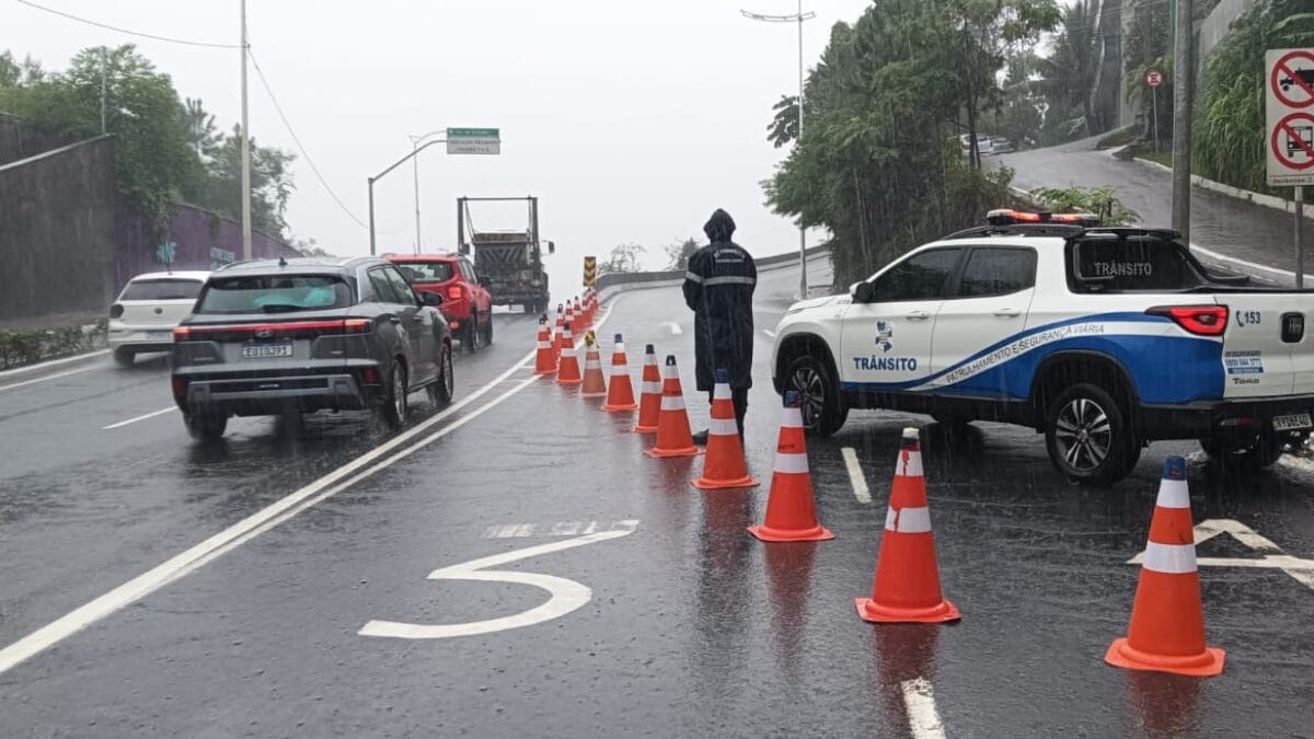 Chuva altera o tr&acirc;nsito em Balne&aacute;rio Cambori&uacute;