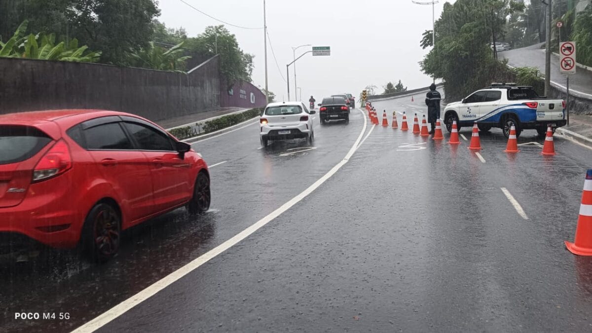 Chuva altera o tr&acirc;nsito em Balne&aacute;rio Cambori&uacute;