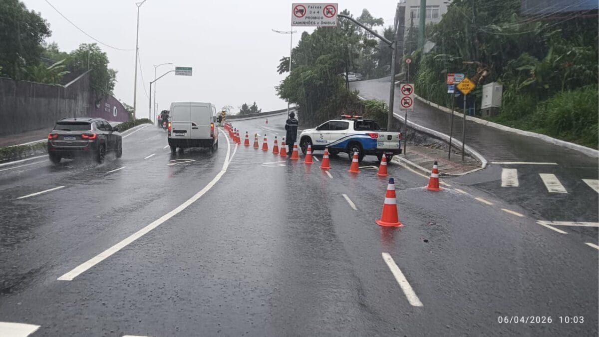 Chuva altera o tr&acirc;nsito em Balne&aacute;rio Cambori&uacute;
