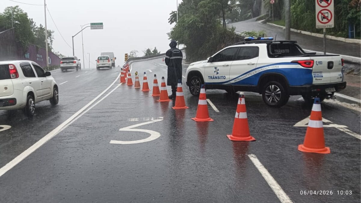 Chuva altera o tr&acirc;nsito em Balne&aacute;rio Cambori&uacute;
