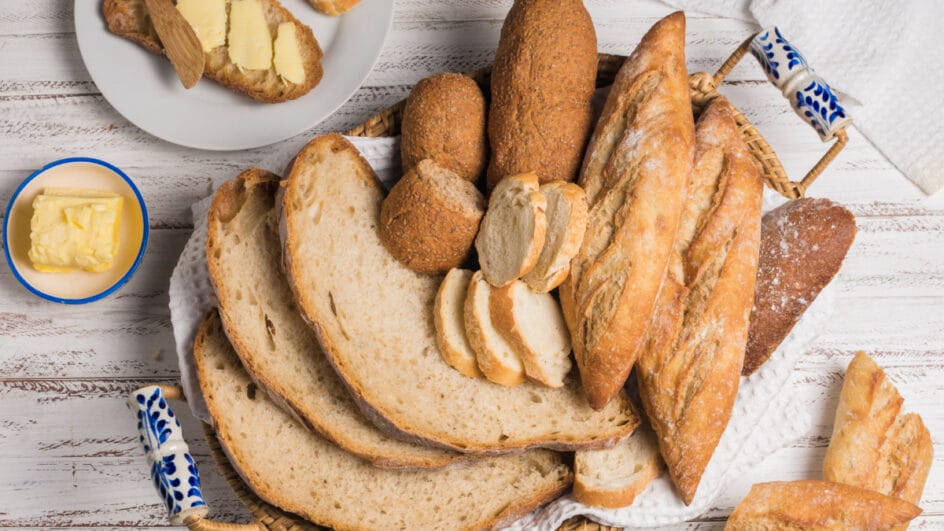 Escolher o pão certo pode fazer diferença na sua alimentação diária (Foto: Freepik)