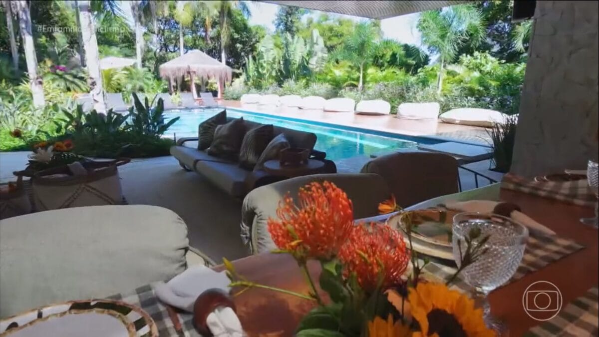 &Aacute;rea de refei&ccedil;&otilde;es pr&oacute;xima da piscina