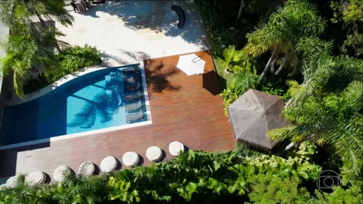 Vista de cima a &aacute;rea da piscina da casa de Anitta