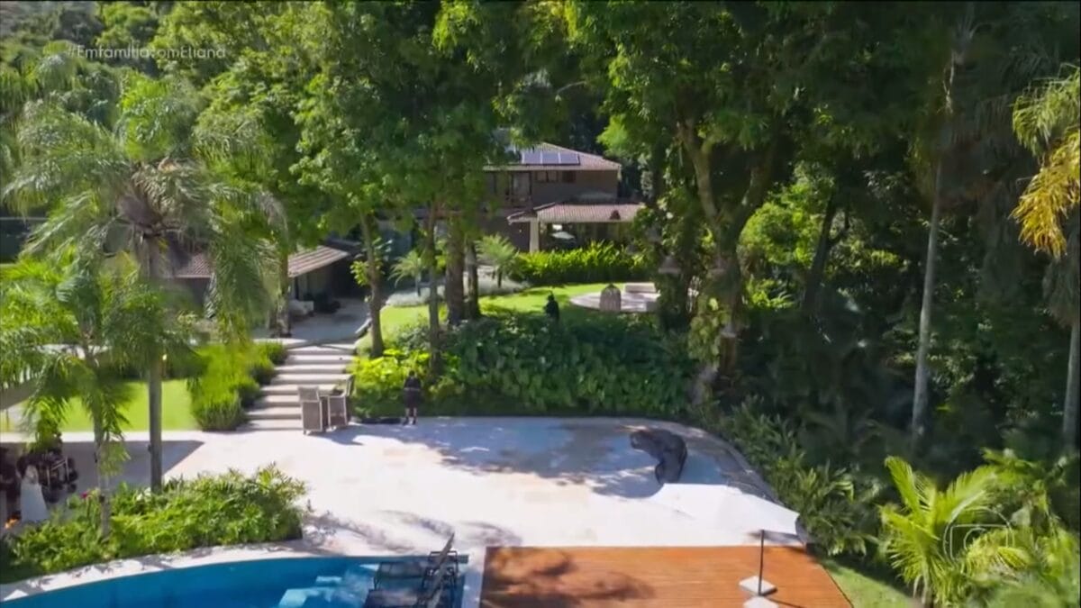 &Aacute;rea externa da casa de Anitta