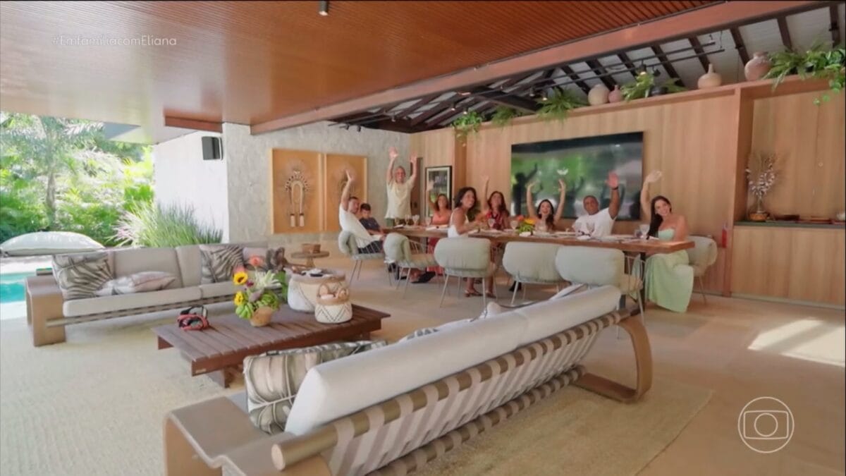 Fam&iacute;lia de Anitta na &aacute;rea de lazer da casa