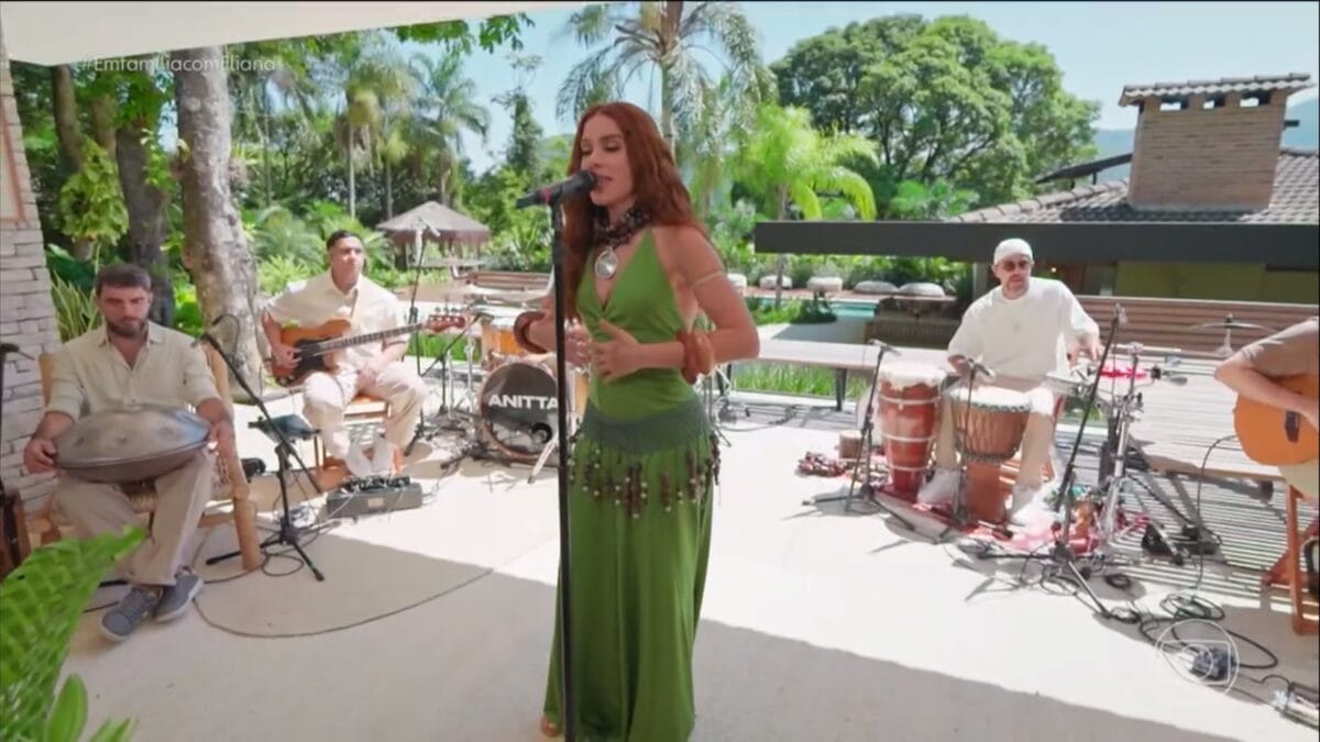 Anitta cantando com a banda