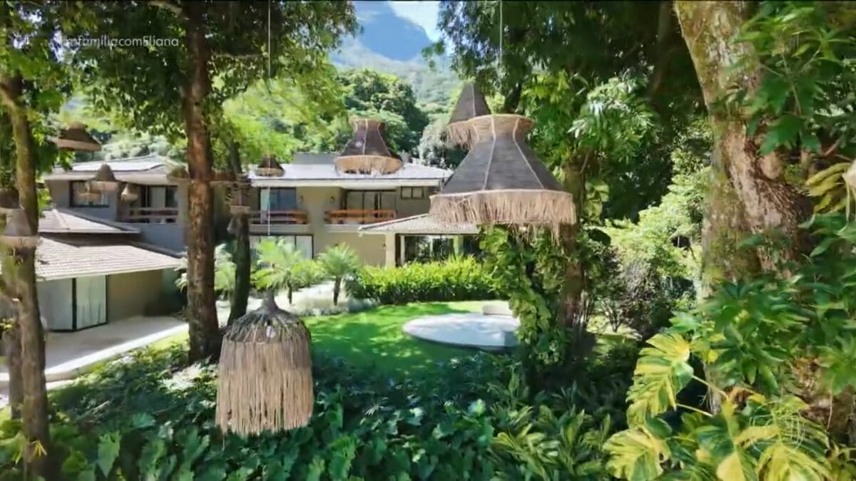 Fotos das &aacute;rvores da casa de Anitta com adere&ccedil;os.